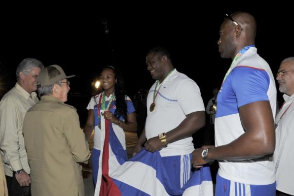 Recició Raúl Castro a delegación de los Juegos Centroamericanos y del Caribe 2014.