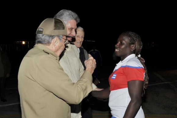 Reciben Raúl Castro y Miguel Dí­az-Canel a deportistas cubanos.
