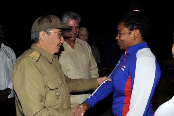 Reciben Raúl Castro y Miguel Dí­az-Canel a deportistas cubanos.