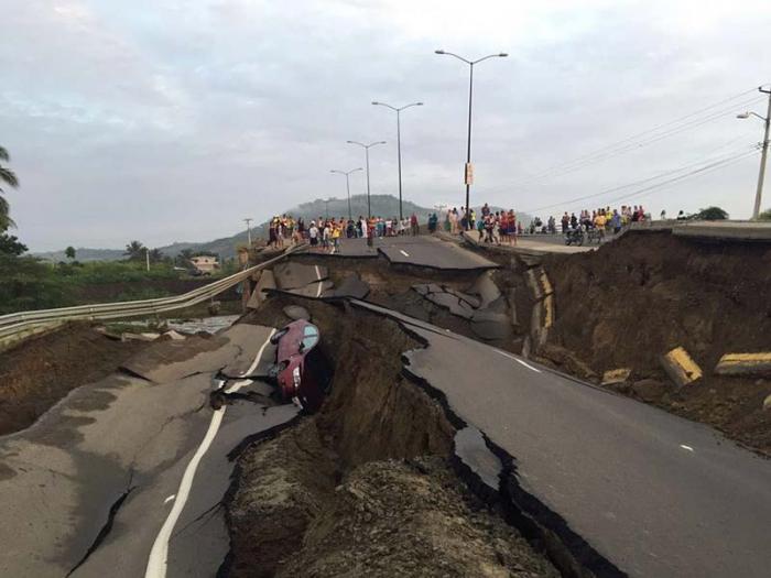 terremoto ecuador carretera