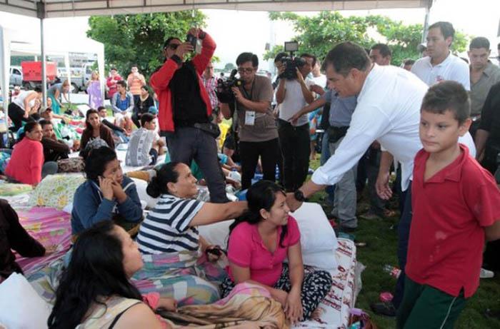 Rafael Correa recorre zonas afectadas por el sismo en Ecuador.