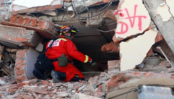 Rescatista en Ecuador.