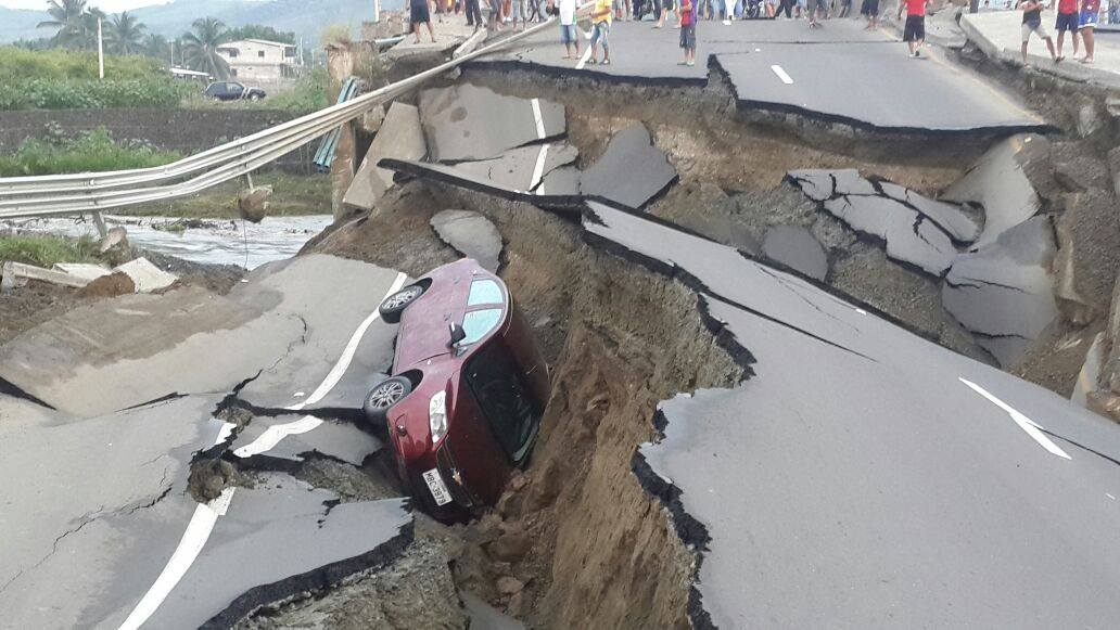 Grieta en carretera provocada por el sismo.