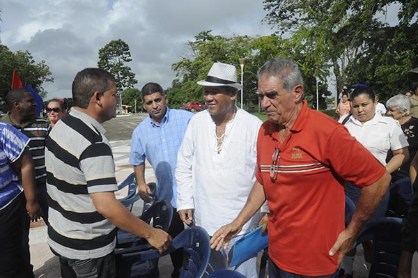 Julio Lima Corzo conversa con internacionalistas villaclareños.