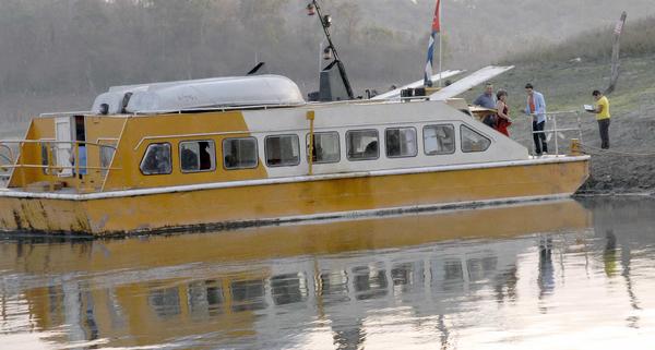Colegio flotante en la embarcación La Estrella, en lago Hanabanilla.