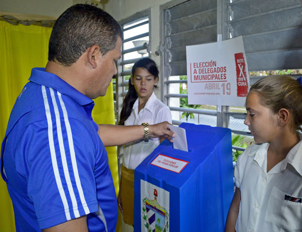 Julio Ramiro Lima Corzo ejerce el voto.