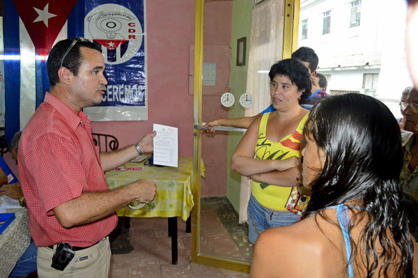 Manuel de Feria, presidente de la mesa electoral, informa los resultados de la votación, Santa Clara, Villa Clara.