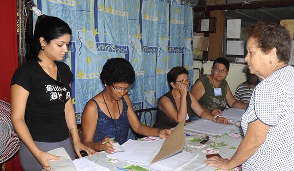 Gretter Beatriz Andrés Moya, estudiante de Ciencias de la Información, observadora de un colegio electoral, Santa Clara, Villa Clara.