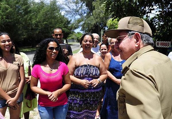 Raúl Castro conversa con el pueblo en el colegio electoral.