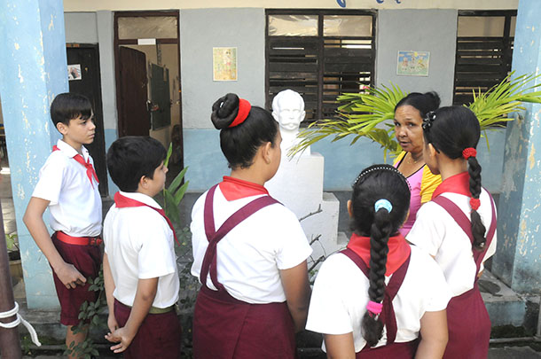 maestra cándida junto alumnos
