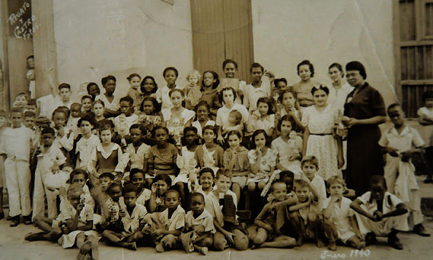 maria damasa jova junto a sus alumnos