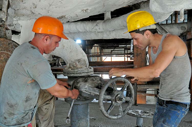 Jóvenes trabajadores del central azucarero Panchito Gómez Toro.
