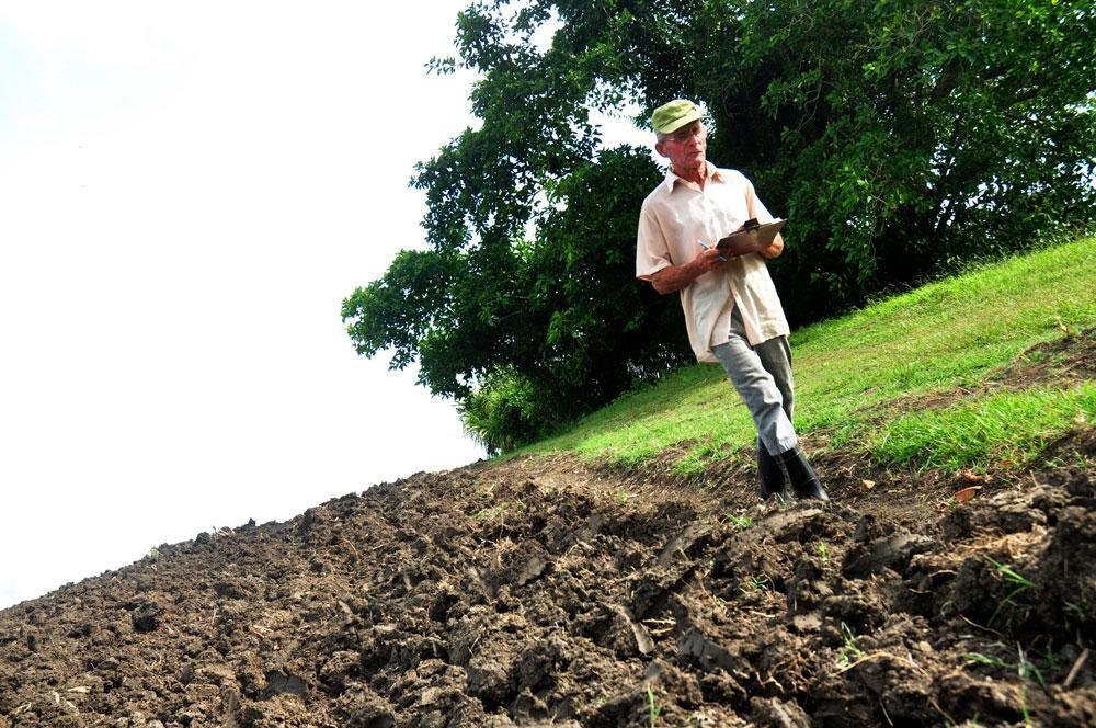 Sixto Flores Yanes, topógrafo.