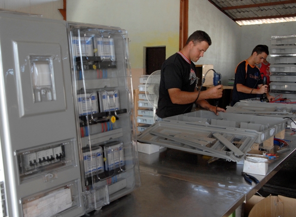 Fabricación de gabinetes múltiples, en fábrica de fusibles y desconectivos.