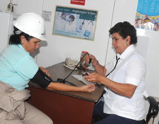 Antes de comenzar cada turno de trabajo, la enfermera les toma la tensión arterial a todos los mineros. En caso de presentar niveles anormales, reciben tratamiento y se les prohí­be el descenso.