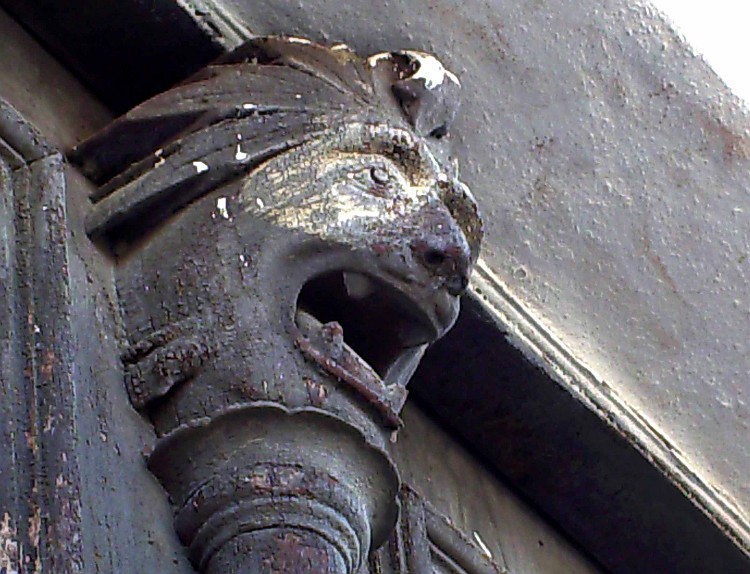 Detalle decorativo de una fachada sagí¼era.