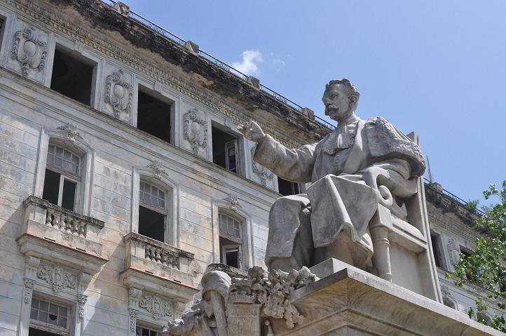 Escultura de Joaquí­n Albarrán.