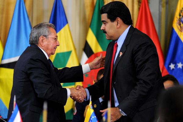 Raúl Castro saluda a Nicolás Maduro.