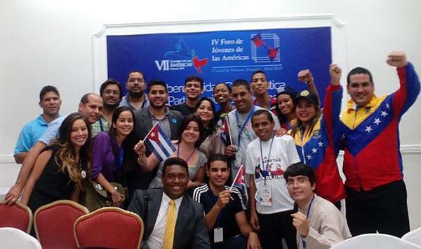 Cubanos y otros jóvenes participantes en foro de Panamá.