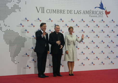 El enviado especial del Vaticano junto al presidente de Panamá, Juan Carlos Varela