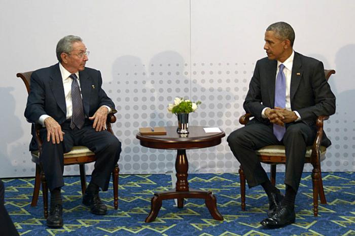 Raúl Castro junto a Barack Obama