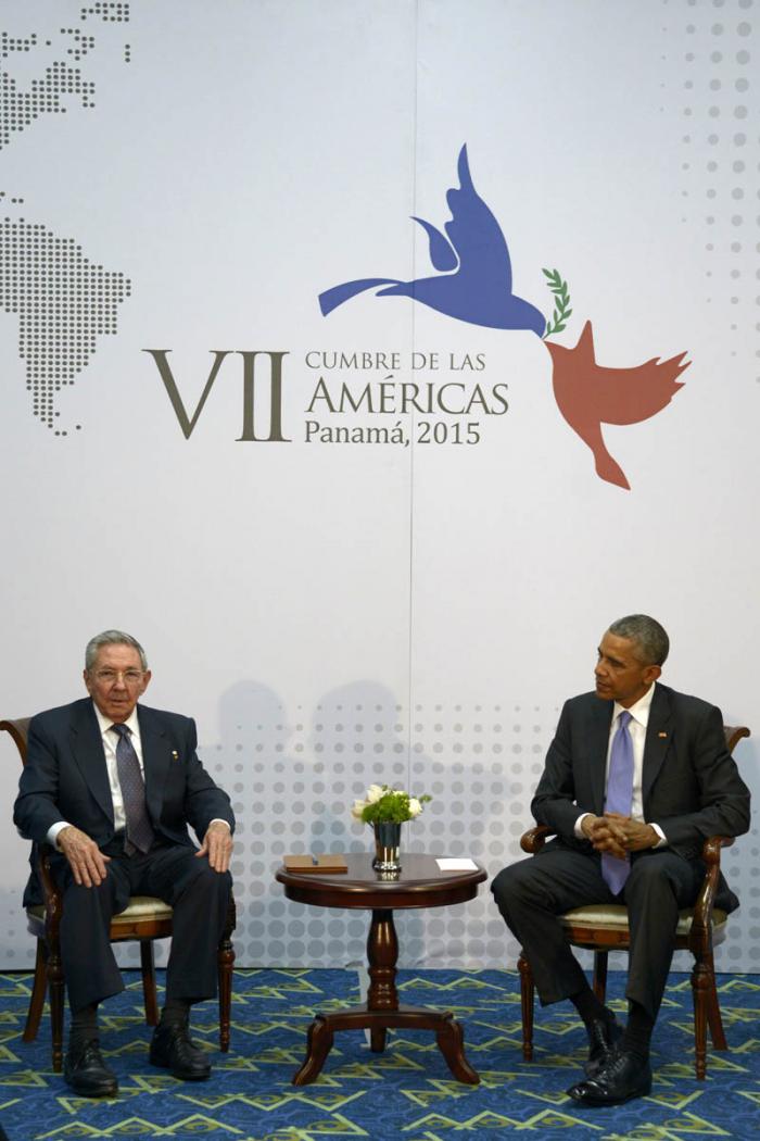 Raúl Castro junto a Barack Obama