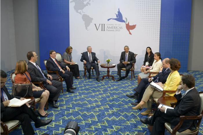 Raúl Castro junto a Barack Obama