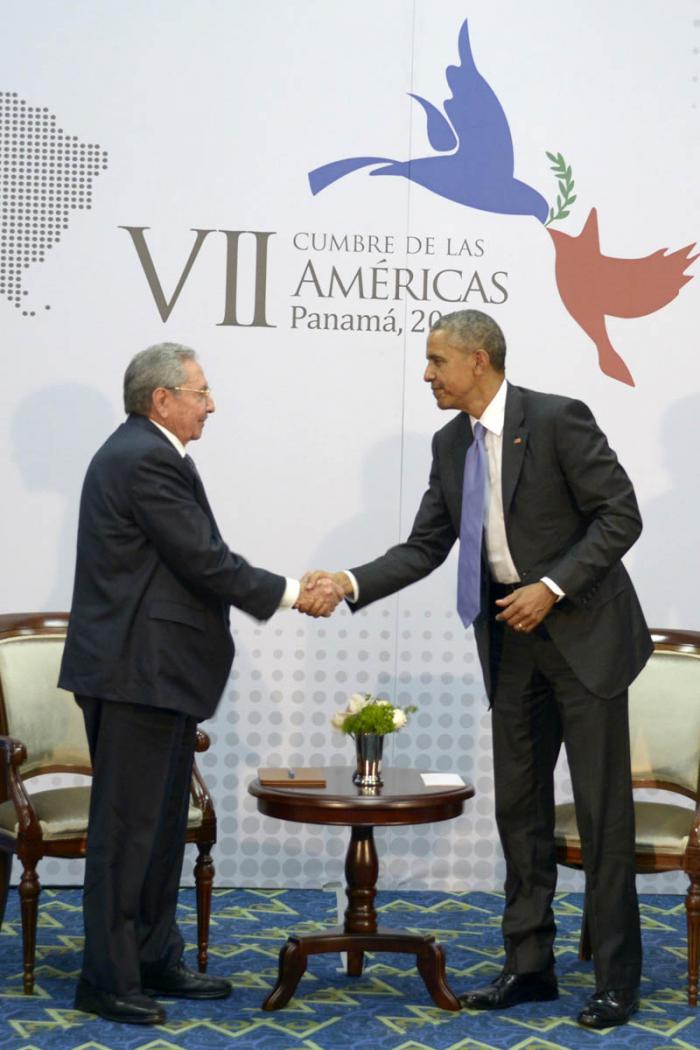 Raúl Castro junto a Barack Obama