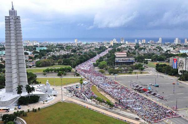 Vista general del desfile por la Plaza de la Revolución José Martí­.