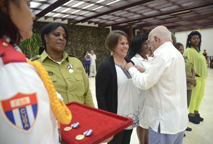 Machado Ventura entrega Distinción 23 de agosto