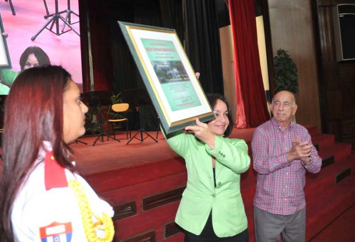 José Ramón Machado Ventura entregó diploma firmado por Raúl Castro.