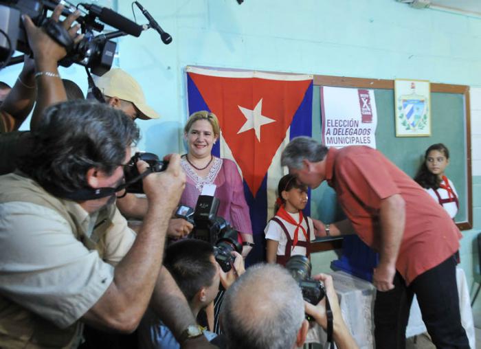 Diaz Canel ejerce su derecho al voto