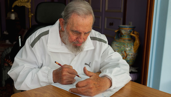 Fidel ejerce su derecho al voto, el 19 de abril de 2015.