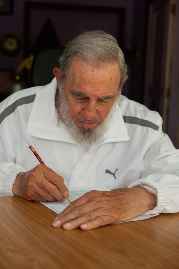 Fidel ejerce su derecho al voto, el 19 de abril de 2015.