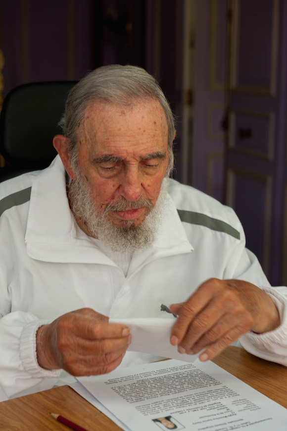 Fidel ejerce su derecho al voto, el 19 de abril de 2015.