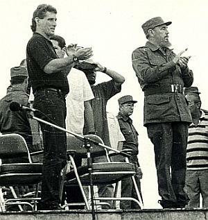 Fidel Castro Ruz y Miguel Díaz-Canel Bermúdez en la Plaza Ernesto Che Guevara, el 30 de septiembre de 1996. (Foto: Archivo) Fidel Castro Ruz y Miguel Díaz-Canel Bermúdez en la Plaza Ernesto Che Guevara, el 30 de septiembre de 1996. (Foto: Archivo)