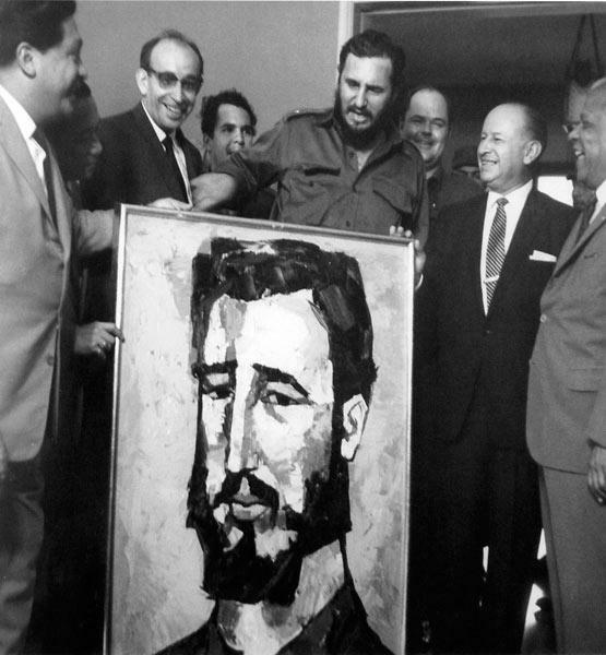 Entrega a Fidel del primer retrato que le realizó Oswaldo Guayasamí­n.
