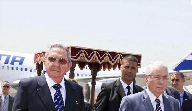 Raúl fue recibido por el Presidente del Consejo de la Nación, Adelkader Bensalah. 