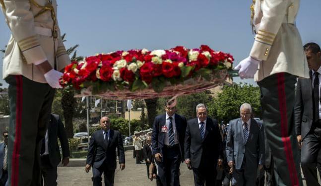 Raúl Castro rindió tributo a los mártires argelinos.