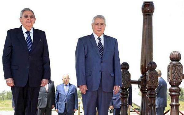 Raúl y el presidente del Consejo de la Nación, Adelkader Bensalah.