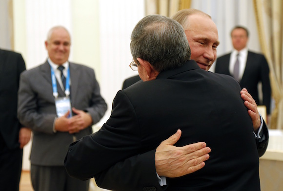 Vladimir Putin abraza a Raúl Castro Ruz.