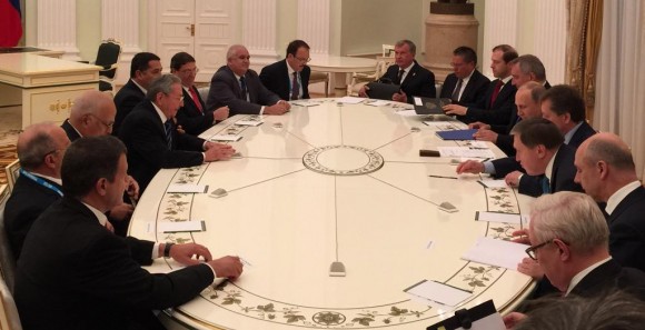 Encuentro oficial de las delegaciones de Cuba y Rusia en el Kremlin.