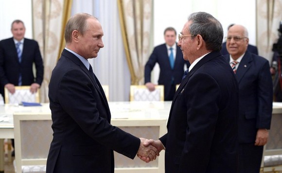 Saludo de Vladimir Putin y Raúl Castro.