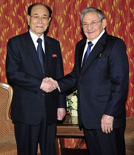 Raúl Castro Ruz t Kim Yong Nam.