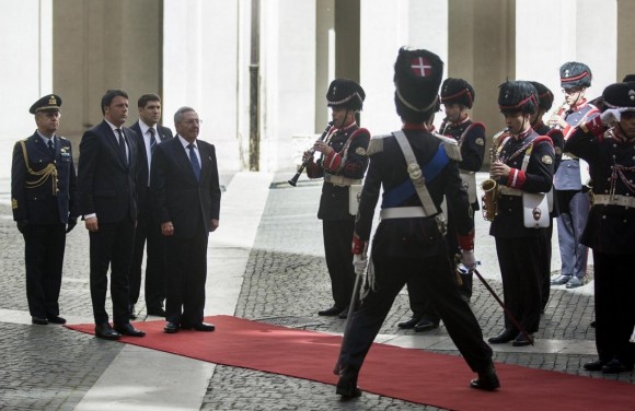Raúl Castro y Matteo Renzzi saludan a la Guardia de Honor.
