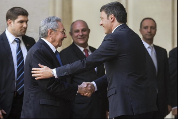 Raúl Castro y Matteo Renzzi se saludan.