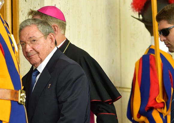 Raúl Castro entrando al Vaticano.