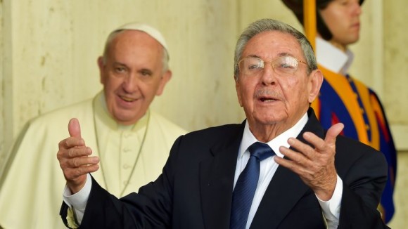 Raúl Castro se dirige a la prensa a la salida del Vaticano.