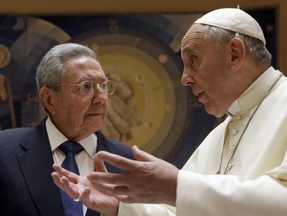 Raúl Castro y el papa Francisco en el Vaticano.