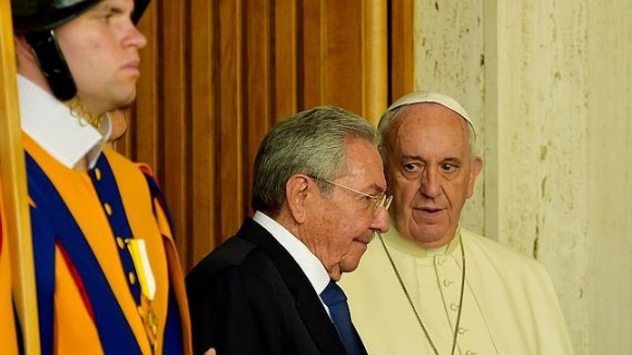 Raúl Castro y el papa Francisco en el Vaticano.